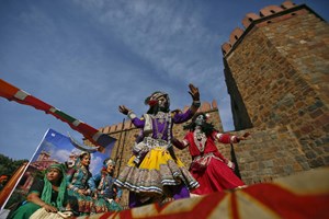 Chão de templo na Índia desaba e faz pelo menos 35 mortos