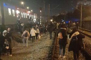 Comboio cheio de passageiros parado durante mais de uma hora perto da estação de Benfica