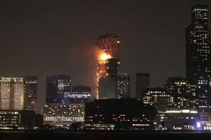 Imagens impressionantes mostram incêndio em arranha-céus de Hong Kong