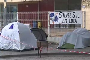 Professores acampam à porta de escola em Armação de Pêra em protesto após imposição de serviços mínimos