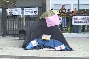 Professores acampam junto a escola na Póvoa de Varzim como protesto