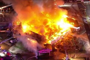 Imagens impressionantes mostram incêndio a consumir igreja em New Jersey