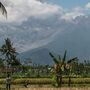 Vulcão indonésio Merapi, um dos mais ativos do mundo, entra em erupção