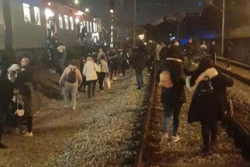 Comboio cheio de passageiros parado durante mais de uma hora perto da estação de Benfica