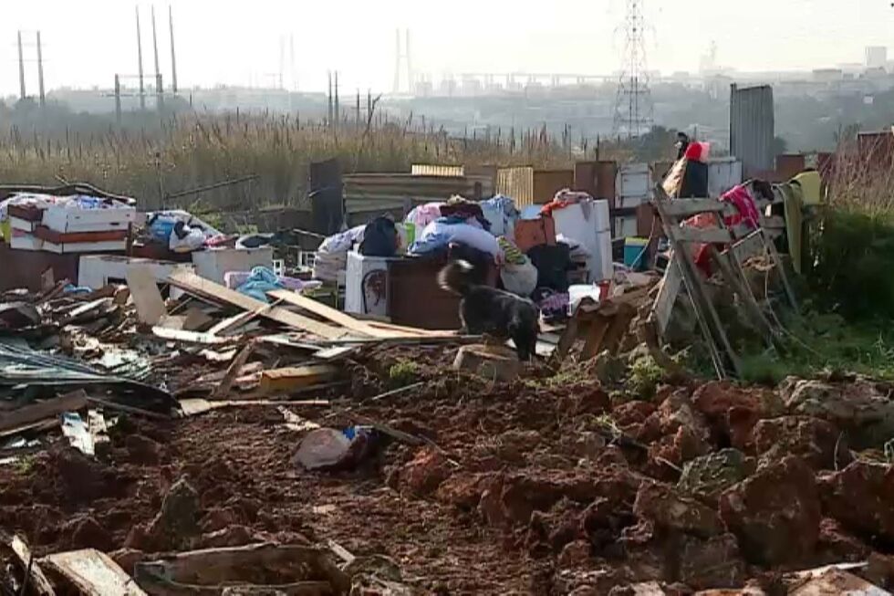 Sete casas demolidas em Bairro do Talude em Loures. Moradores ficam sem saber para onde ir