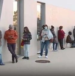 Utentes dos serviços públicos criticam urgências encerradas e turmas sobrelotadas