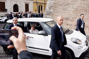 Papa Francisco teve alta do hospital. 'Ainda estou vivo'