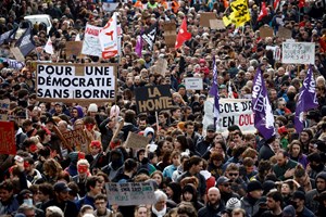 Emmanuel Macron promulga alteração da idade de reforma dos 62 para 64 anos