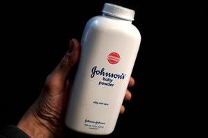 Johnson & Johnson propõe 8,1 ME para acabar com processos sobre pó de talco