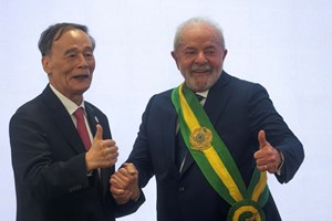 Lula da Silva vai à China com agenda ambiciosa e delegação de 300 pessoas