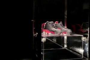 Par de sapatilhas usado por Jordan em 1998 leiloado por valor recorde de €2 milhões