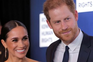 Defesa de príncipe Harry acusa tabloides de recolha de informação ilegal em larga escala