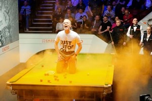 Ativistas ambientais interrompem Mundial de snooker