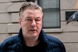 Justiça retira acusação de homicídio involuntário contra o ator Alec Baldwin
