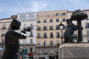 Estátua de Juan Carlos aparece inesperadamente em Madrid e causa polémica