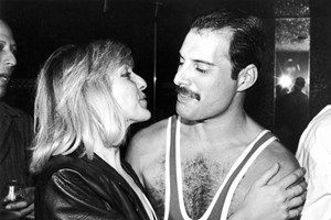 Ex-companheira de Freddie Mercury vai leiloar objetos da estrela dos Queen