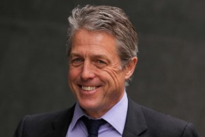 Hugh Grant acusa The Sun de assaltar o seu apartamento para obter notícias exclusivas