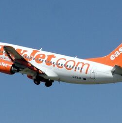 Passageiro português tenta invadir cabine do piloto num voo entre Lyon e o Porto