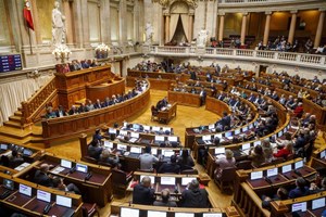 Protesto irrompe durante debate sobre habitação