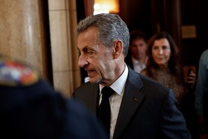 Tribunal confirma condenação de Sarkozy a três anos de prisão