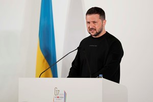Zelensky discute com Macron corredor alternativo para cereais no Mar Negro