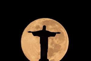 Cristo Redentor apaga as luzes em solidariedade com o futebolista Vinícius Júnior