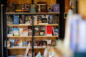 As pechinchas da Feira do Livro: 17 livros com desconto que vale a pena comprar