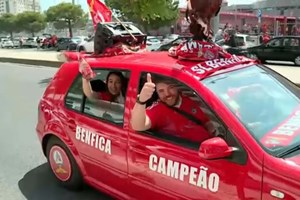 Adeptos no Estádio da Luz prontos para fazer a festa do título