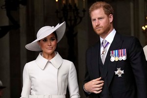 Harry e Meghan continuam a fazer guerra à família real