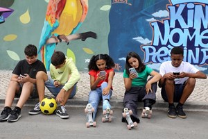 Pais e professores querem proibir telemóveis nos recreios das escolas