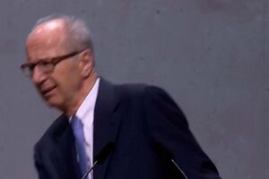 Ativistas atiram bolo a presidente da Volkswagen durante Assembleia Geral 