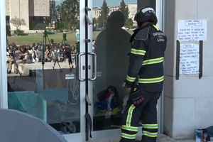 Jovem cola-se à entrada da Faculdade de Psicologia como protesto pelo clima