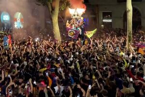 Cânticos, foguetes e alegria: adeptos do Barcelona celebram 27.º título da La Liga 