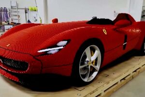 Ferrari em tamanho real feito com mais de 300 mil peças de Lego