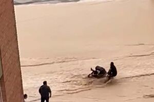 Imagens impressionantes mostram mulher com carrinho de bebé a tentar atravessar enxurrada em Espanha