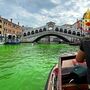 Água do principal canal de Veneza ficou verde fluorescente