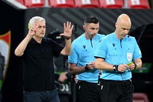 Depois de derrota com Sevilha, Mourinho insulta o árbitro