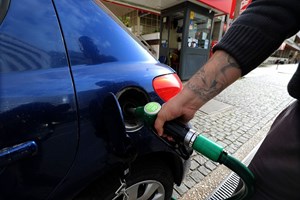 Preços dos combustíveis descem segunda-feira após três semanas de subidas