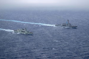 Navios de guerra dos EUA e China em manobras 'inseguras' junto a Taiwan
