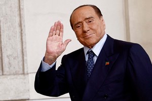 Silvio Berlusconi (volta a ser) hospitalizado em Milão
