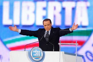 Silvio Berlusconi (1936-2023), o Cavaleiro que dividiu Itália