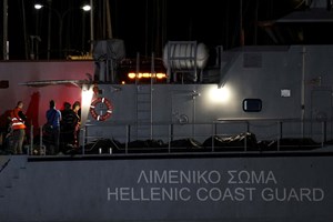 Pelo menos 79 migrantes e refugiados morreram após barco afundar