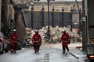 Explosão arrasa edifícios no centro de Paris, França 