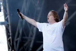Lewis Capaldi perdeu a voz em Glastonbury. O público cantou por ele 