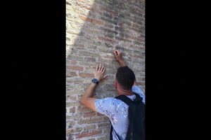 'Ivan' escreveu na parede do Coliseu de Roma. Itália procura-o