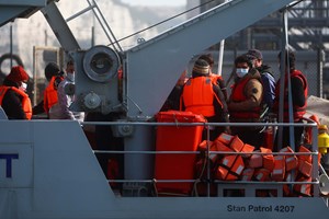 Tribunal diz que deportar imigrantes do Reino Unido para o Ruanda é ilegal