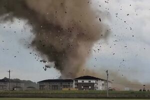 Imagens impressionantes mostram tornado a atravessar casas nos EUA