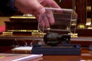 Presidente da Bielorrússia recebe de presente réplica de bomba nuclear