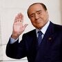 Silvio Berlusconi (volta a ser) hospitalizado em Milão
