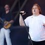 Lewis Capaldi suspende digressão para se ajustar à síndrome de Tourette